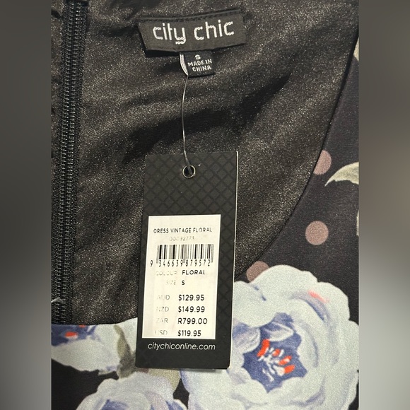 City Chic Women's Apparel Women's Plus Size Dress Vintage floral with pockets - Picture 3 of 3